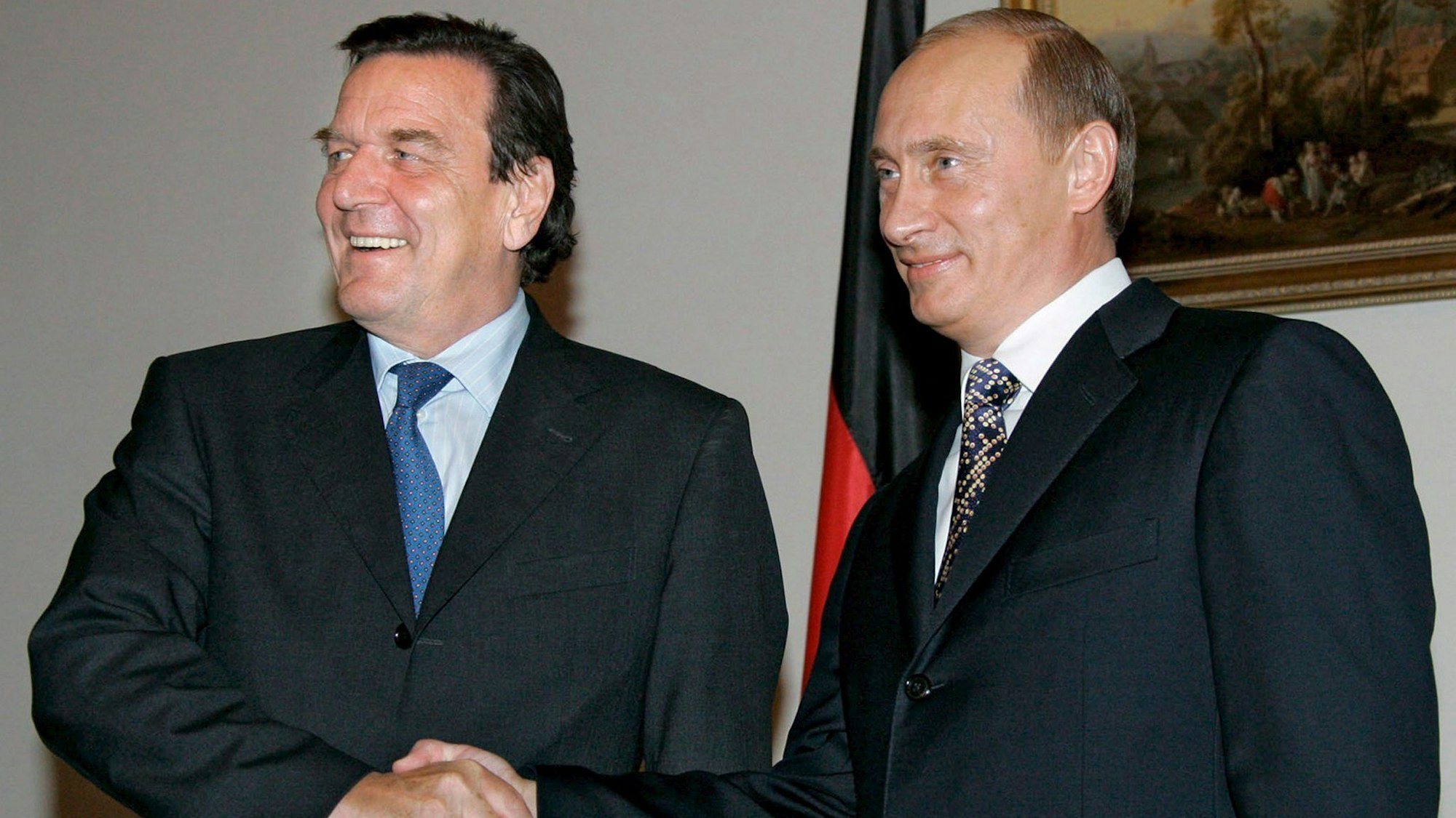 Vor 19 Jahren gehörte Gerhard Schröder noch zu den Gratulanten. Der damalige Kanzler traf Putin an dessen Geburtstag im Oktober 2005 in Sankt Petersburg. (Archivbild)