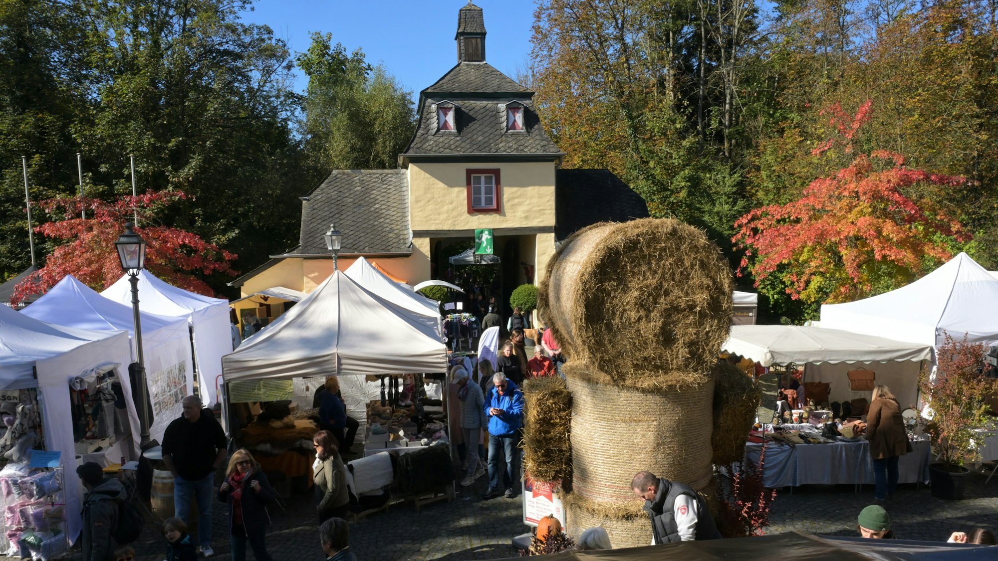 Mehr als 100 Aussteller waren mit Ständen beim Herbstmarkt auf dem Gelände von Schloss Eulenbroich in Rösrath vertreten.
