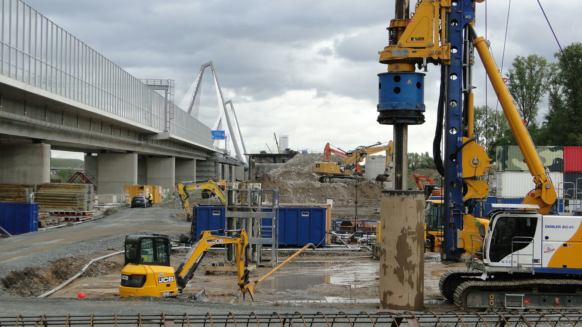 Zurzeit werden die Brückenpfeiler und -Elemente in der Schwemmebene des Flusses abgebaut.