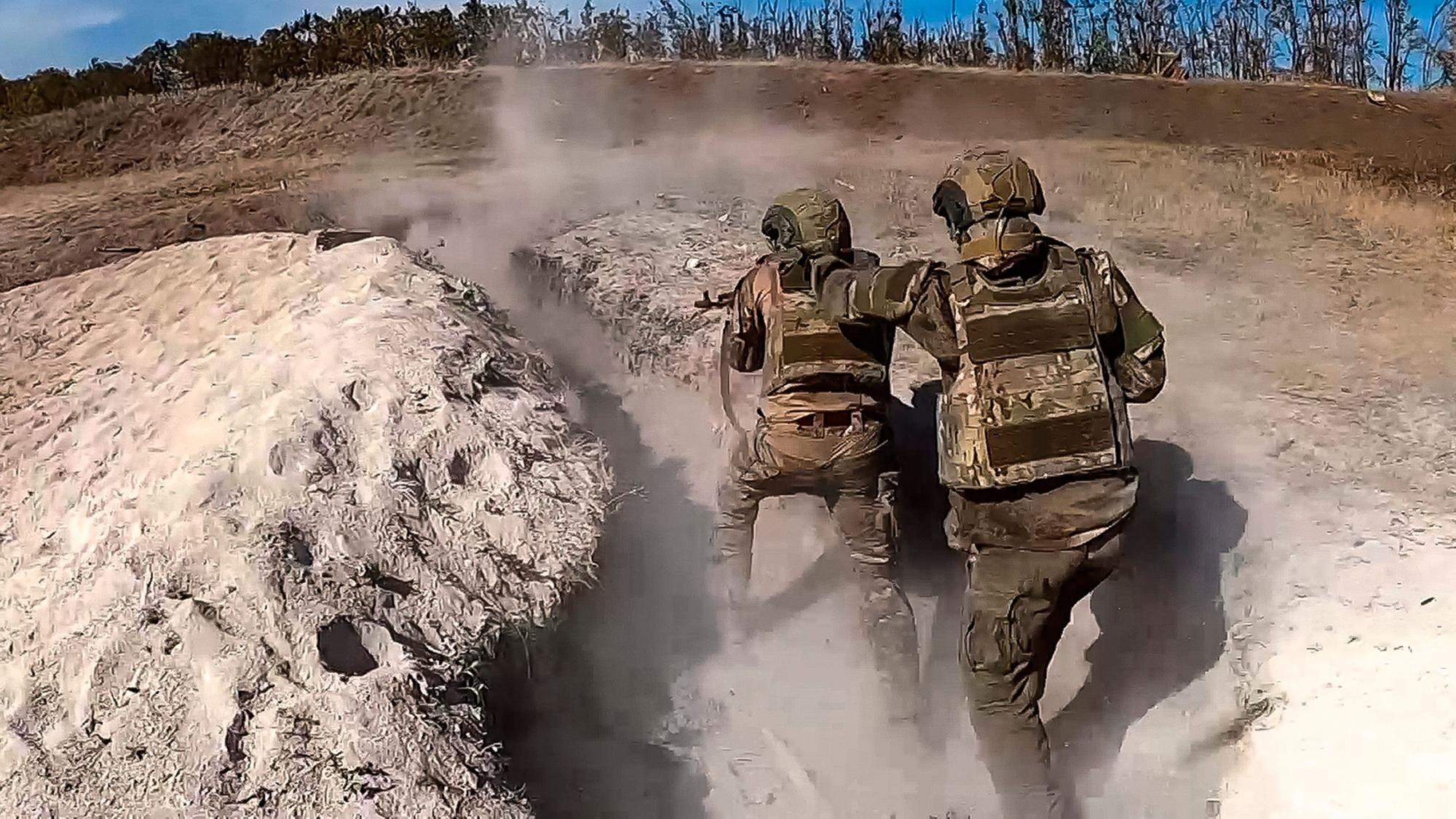 Russische Soldaten sind während einer Truppenübung in der Ukraine auf dem Vormarsch (Symbolbild).