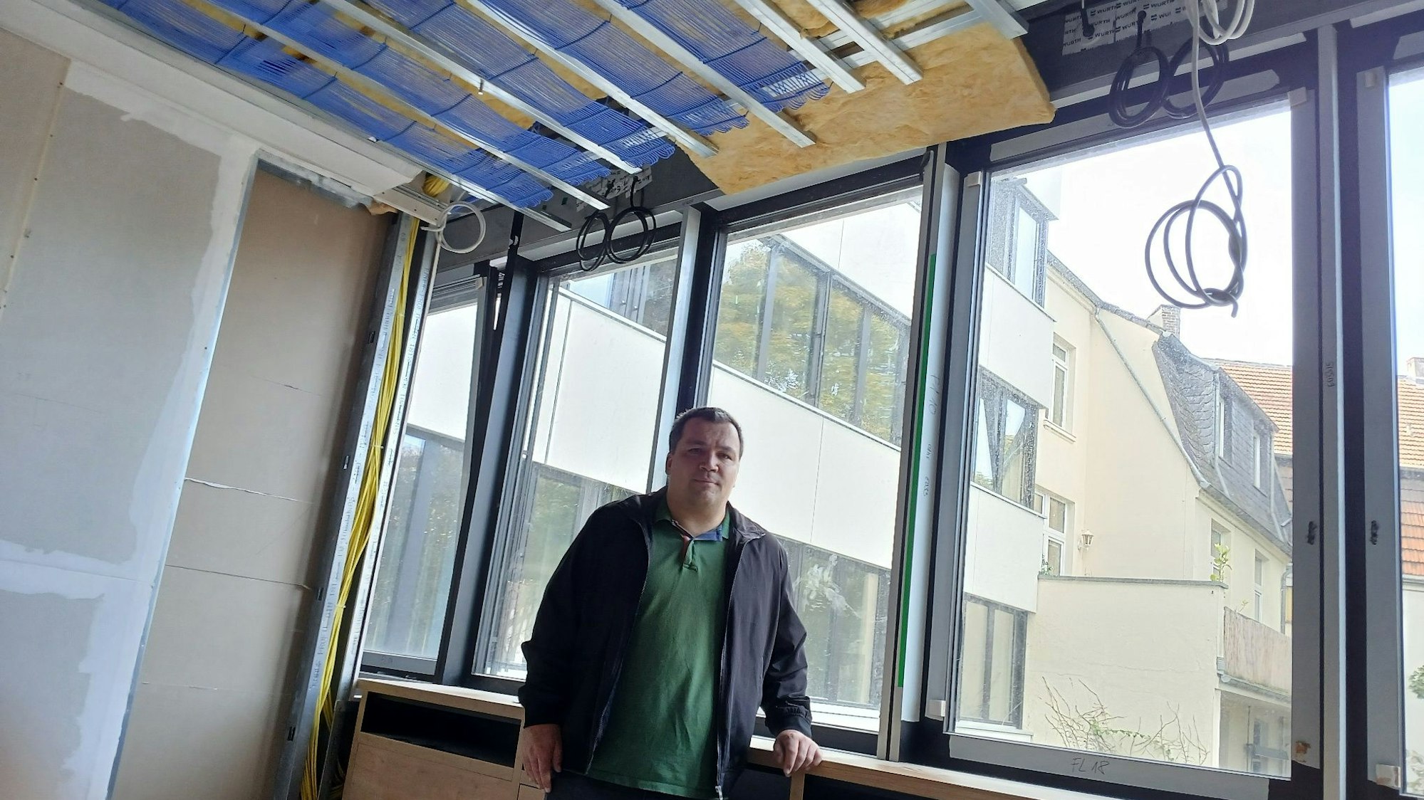 Ein Mann steht in einem Büroraum.