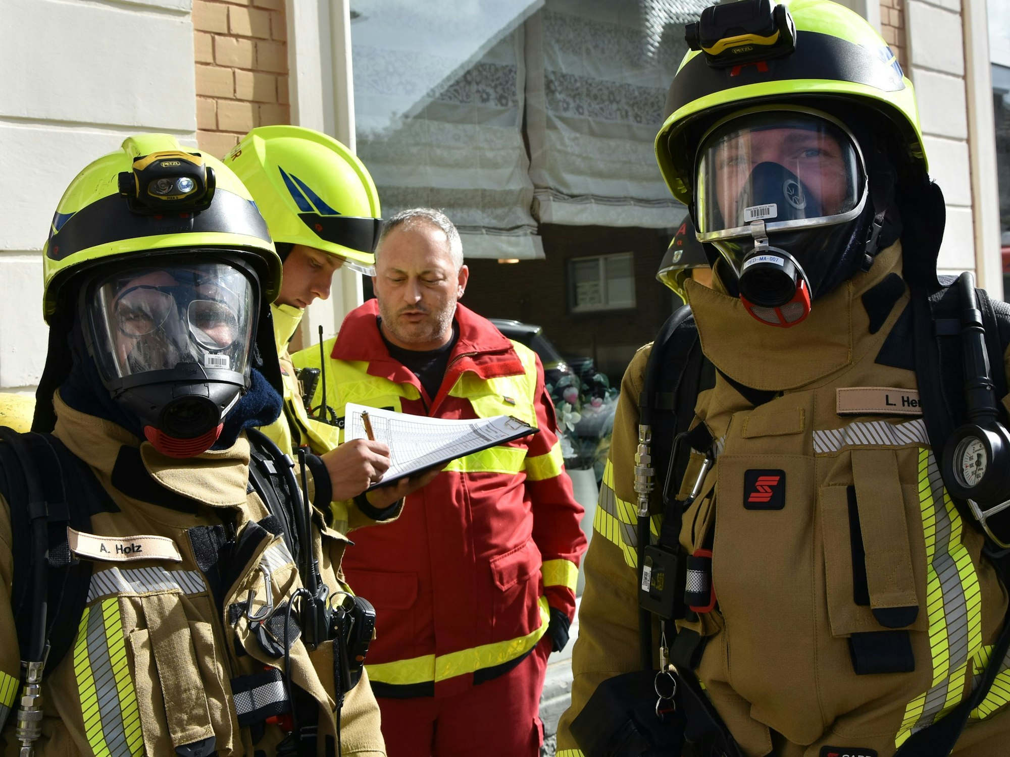 Das Bild zeigt zwei Feuerwehrmänner mit Atemschutzmasken.