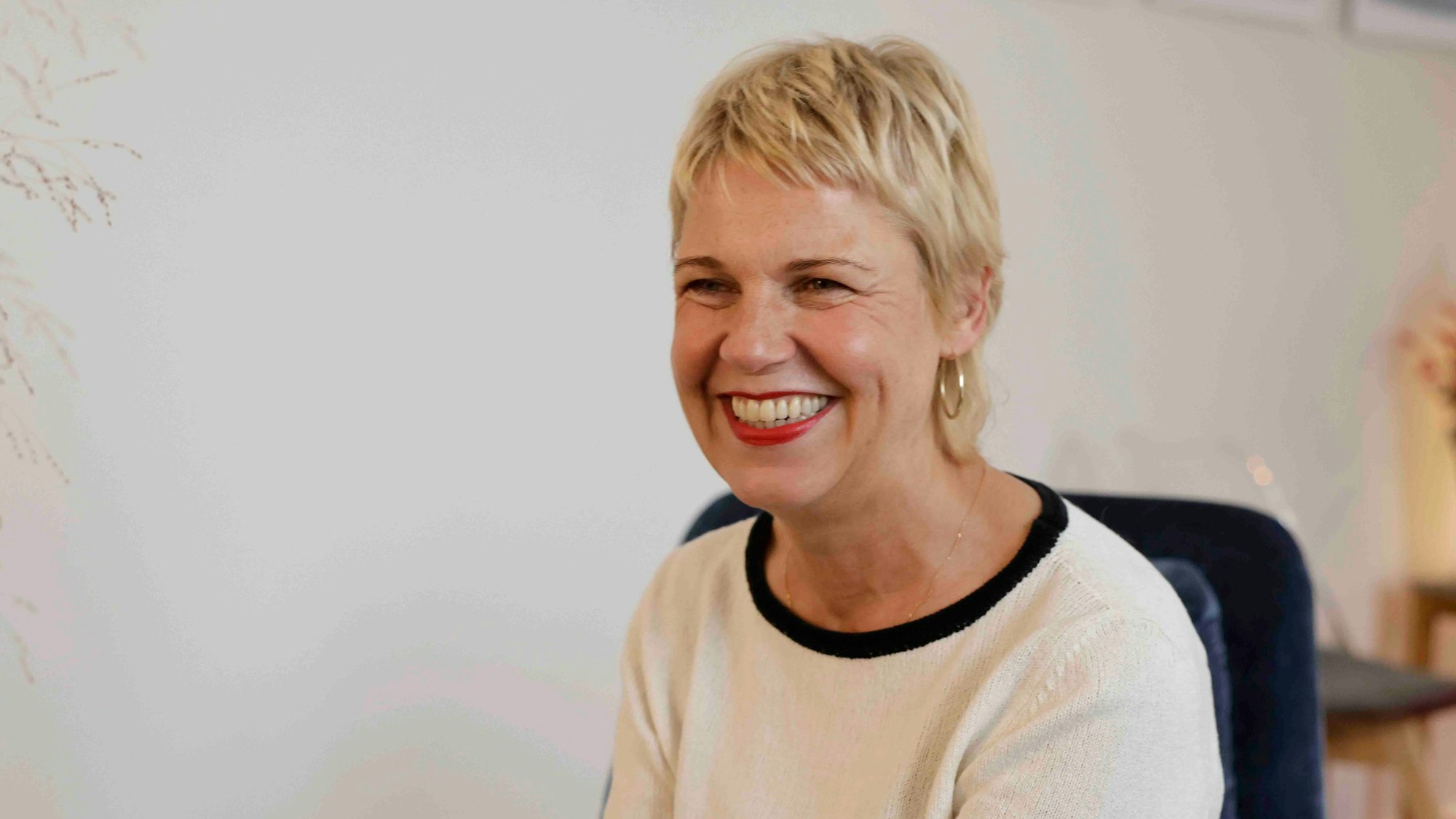 Cordula Stratmann lächelt.