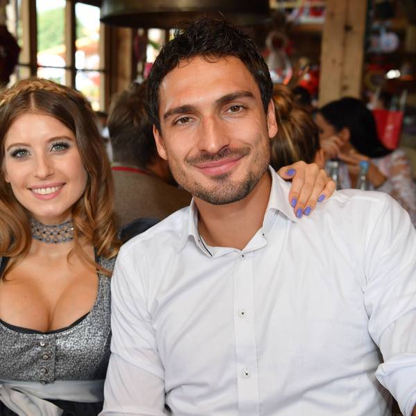 Cathy Hummels und Mats Hummels feiern auf dem Oktoberfest.