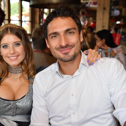 Cathy Hummels und Mats Hummels feiern auf dem Oktoberfest.