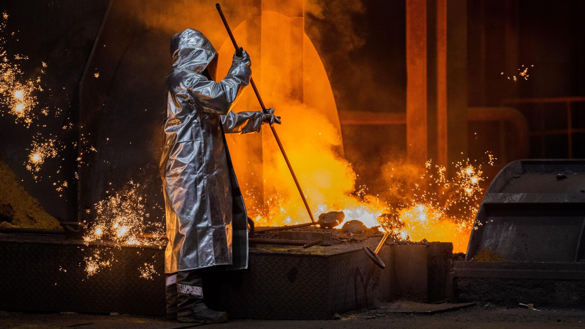 ARCHIV - 02.05.2023, Nordrhein-Westfalen, Duisburg: Ein Stahlarbeiter von Thyssenkrupp arbeitet am Hochofen 8 auf dem Werksgelände