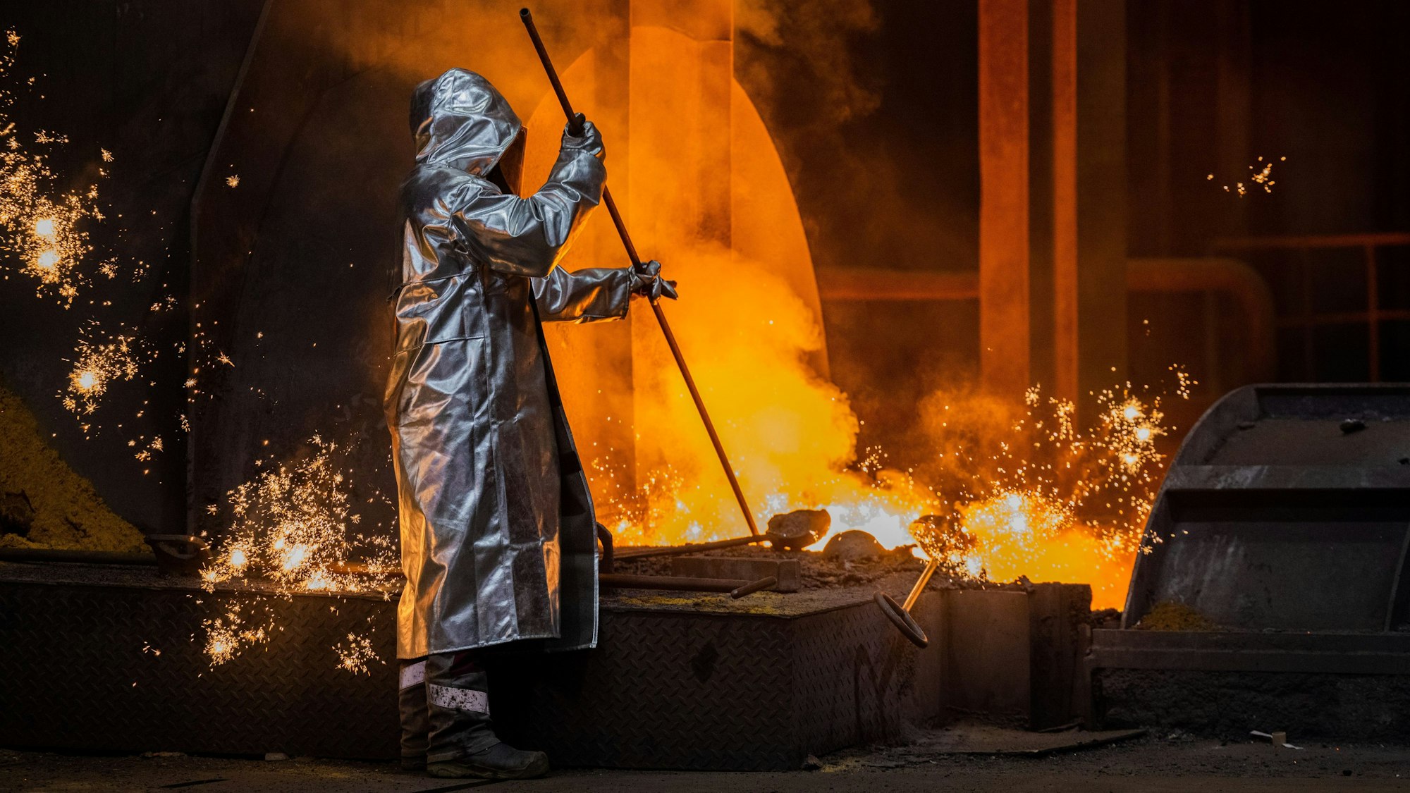 ARCHIV - 02.05.2023, Nordrhein-Westfalen, Duisburg: Ein Stahlarbeiter von Thyssenkrupp arbeitet am Hochofen 8 auf dem Werksgelände