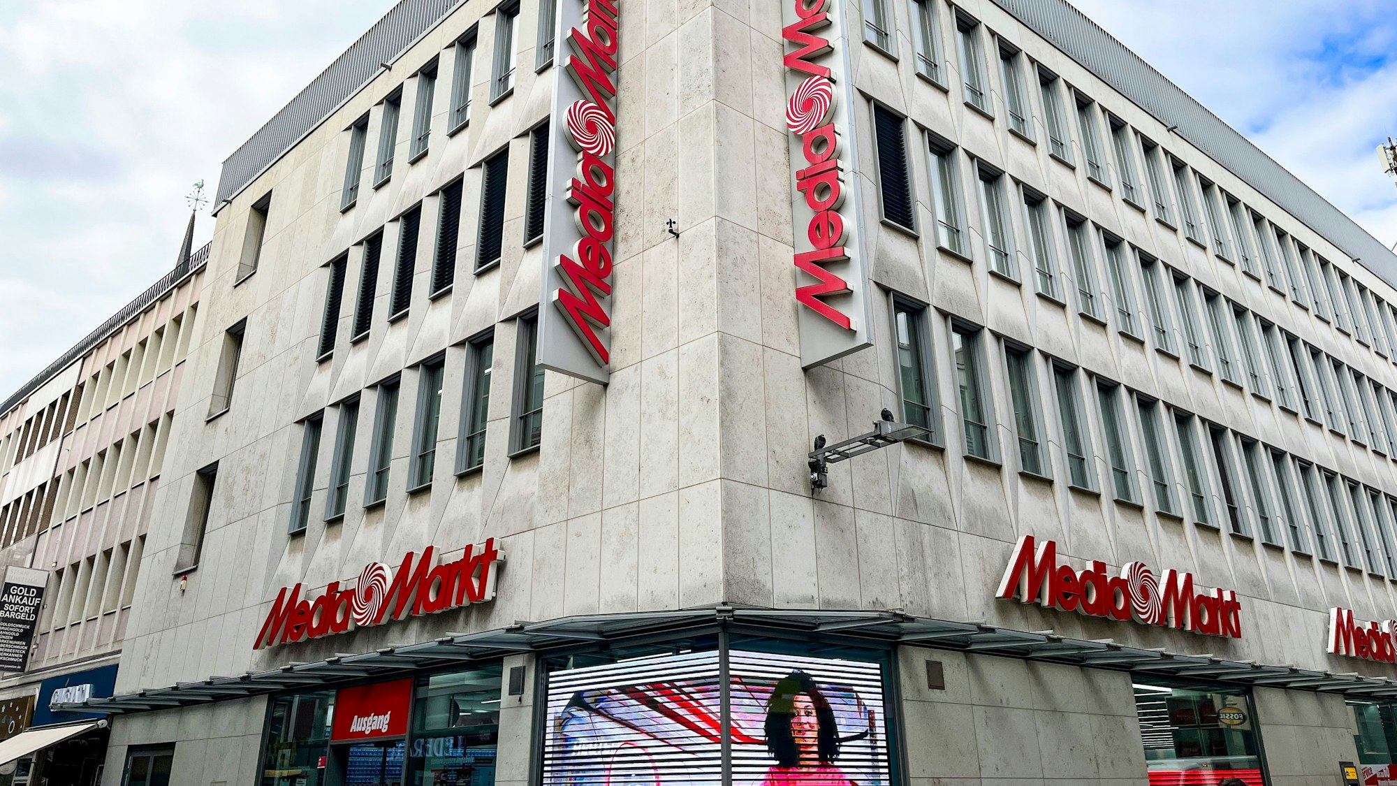 Zu sehen ist der Media Markt an der Hohe Straße.