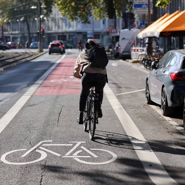 Ein Radfahrer fährt auf einer eigenen Fahrradspur auf der Straße.