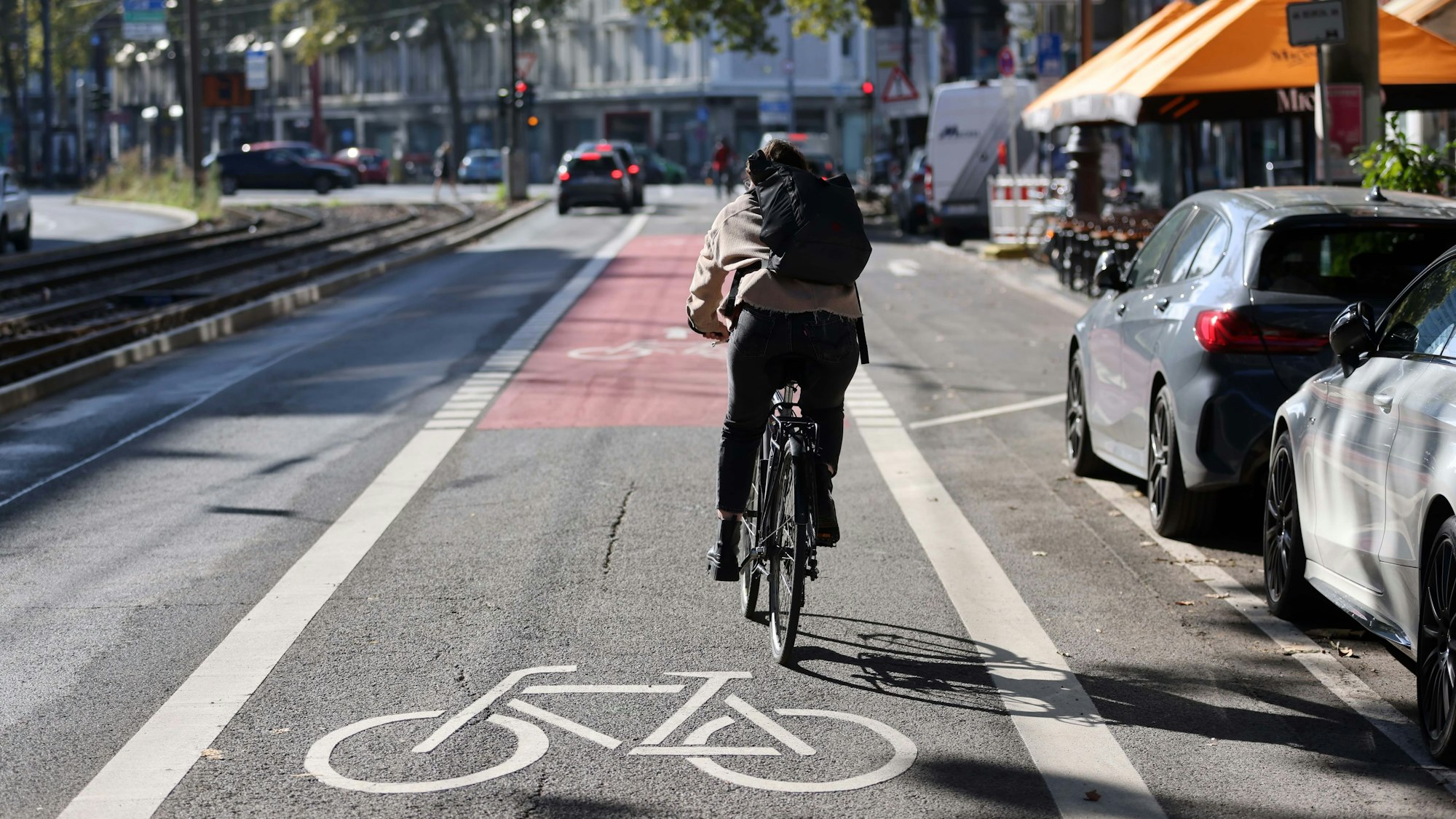 Ein Radfahrer fährt auf einer eigenen Fahrradspur auf der Straße.