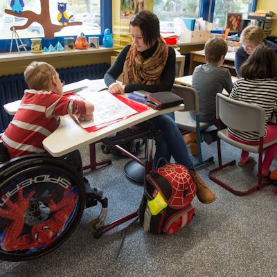 Das Foto zeigt Drittklässler mit und ohne Behinderung, die gemeinsam am Unterricht teilnehmen.