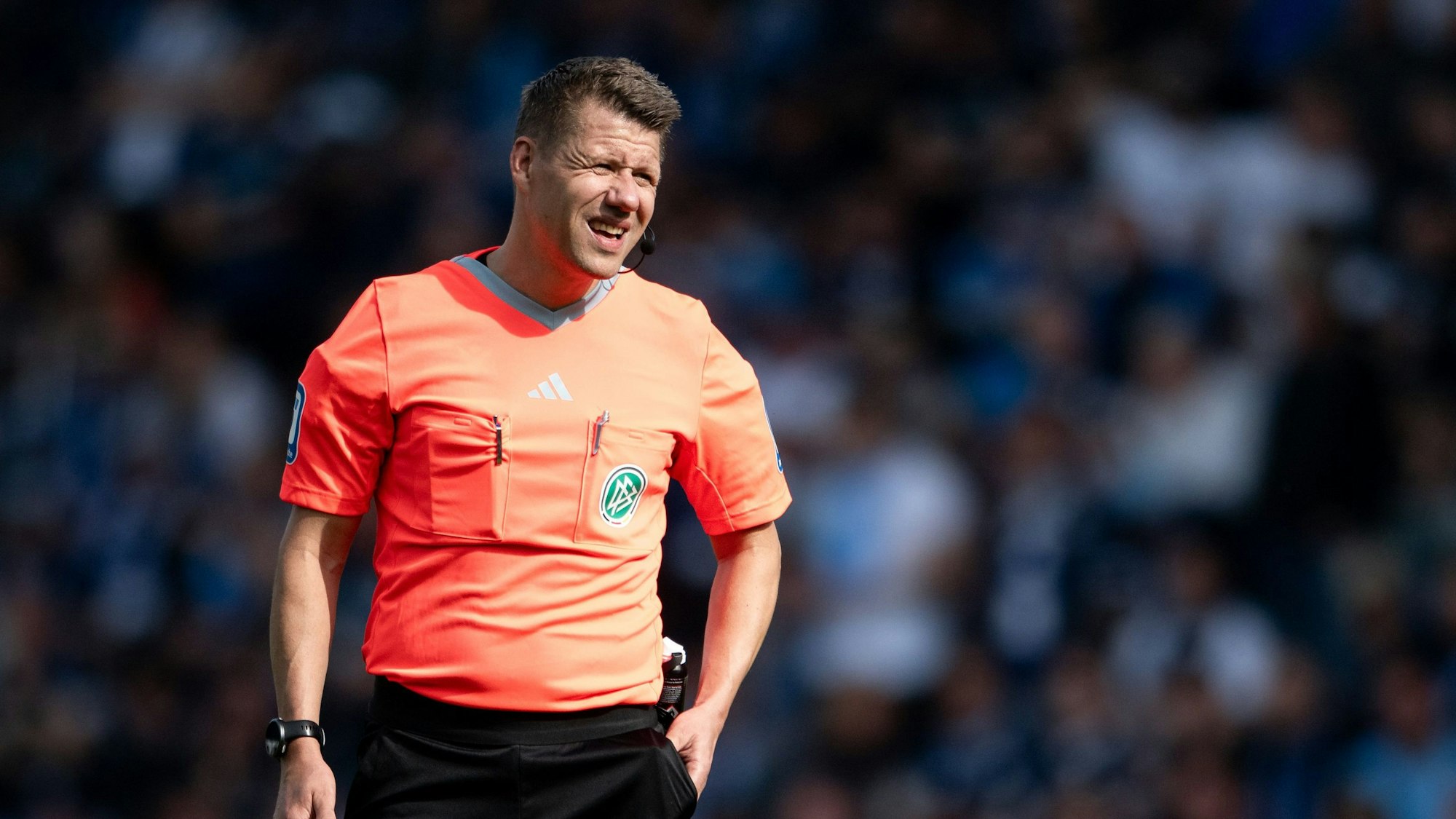 Patrick Ittrich steht während eines Spiels auf dem Spielfeld.