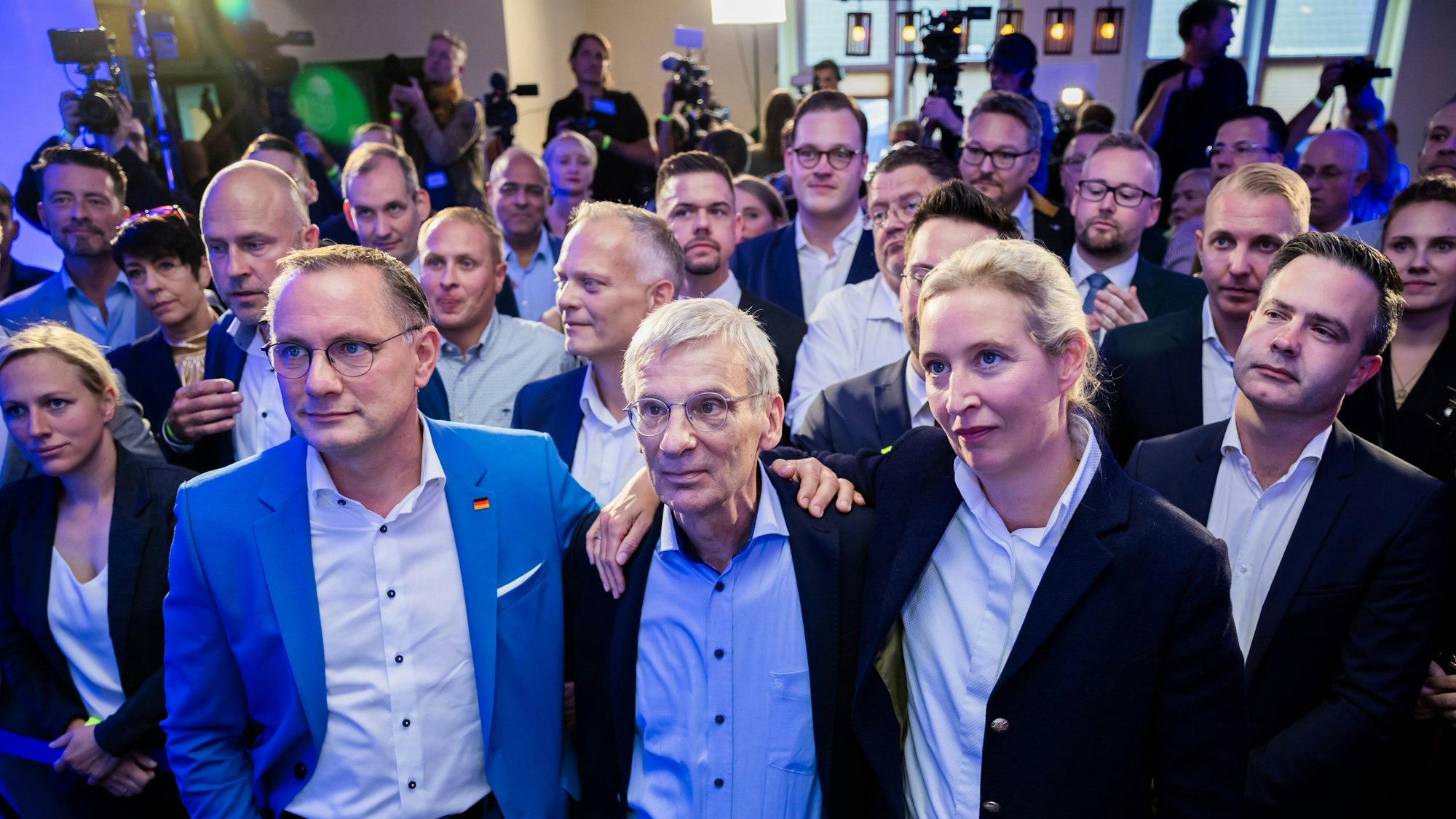 Tino Chrupalla (v.l.n.r.), Hans-Christoph Berndt und Alice Weidel schauen bei der Wahlparty der Brandenburger AfD in einem Gasthaus in Potsdam-Marquardt auf die ersten Hochrechnungen.