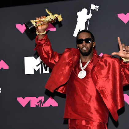 ARCHIV - 12.09.2023, USA, New York: Sean "Diddy" Combs, Gewinner des Global Icon Award, posiert im Presseraum der MTV Video Music Awards im Prudential Center, (zu dpa: «Schwere Vorwürfe: Sean Combs' Mutter verteidigt ihren Sohn») Foto: Evan Agostini/Invision/AP/dpa +++ dpa-Bildfunk +++