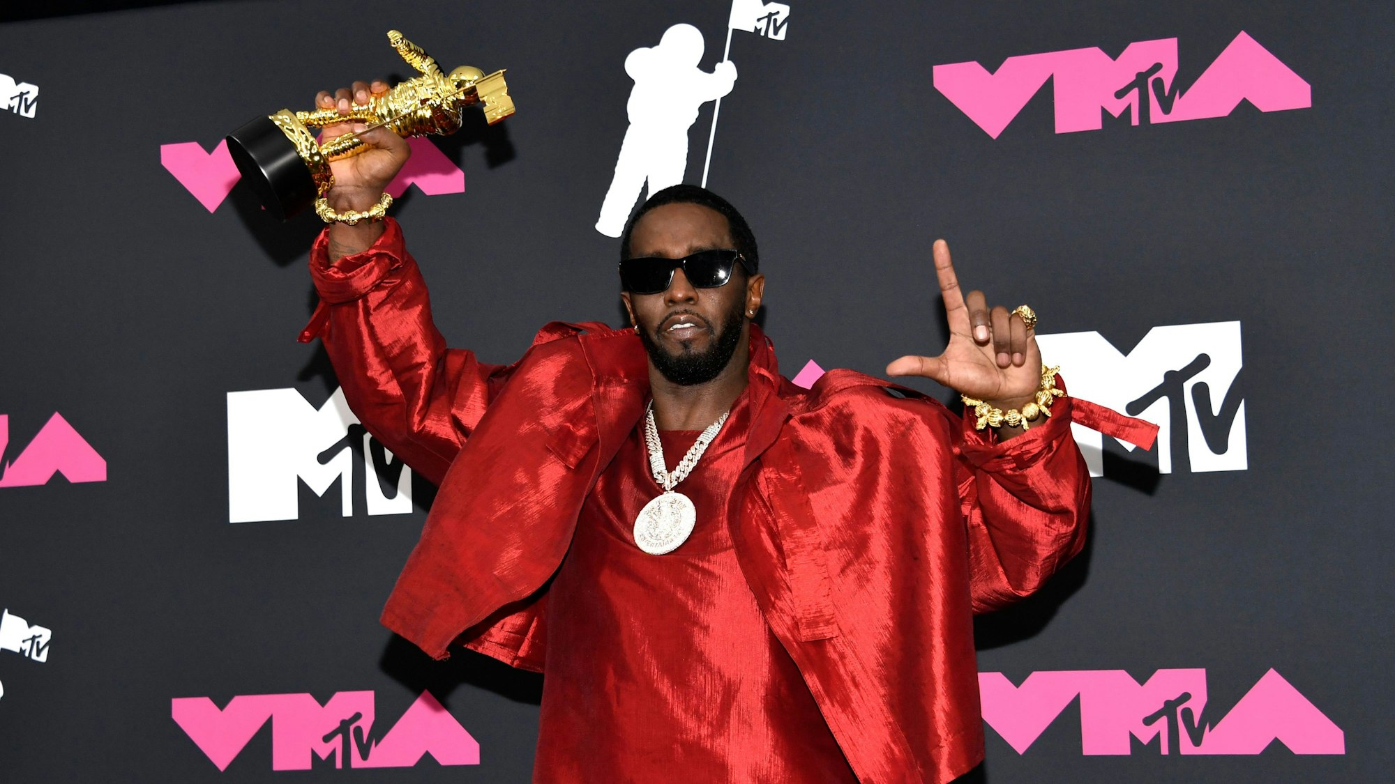 ARCHIV - 12.09.2023, USA, New York: Sean "Diddy" Combs, Gewinner des Global Icon Award, posiert im Presseraum der MTV Video Music Awards im Prudential Center, (zu dpa: «Schwere Vorwürfe: Sean Combs' Mutter verteidigt ihren Sohn») Foto: Evan Agostini/Invision/AP/dpa +++ dpa-Bildfunk +++