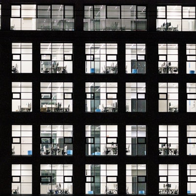 Zu sehen sind hell beleuchtete Büroflächen.