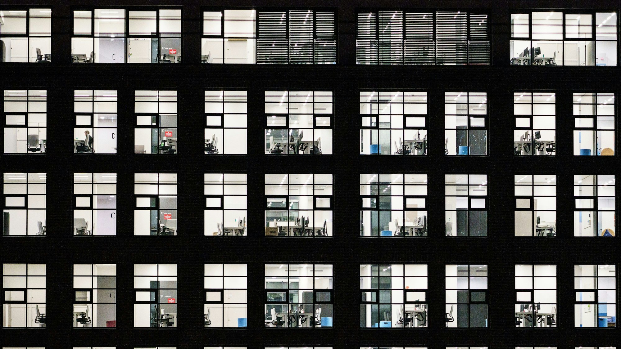 Zu sehen sind hell beleuchtete Büroflächen.