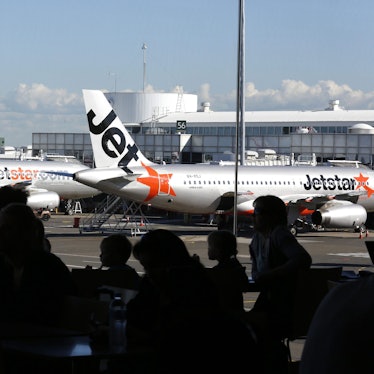 Flugzeuge der australischen Billigfluglinie Jetstar stehen auf einem Flughafen am Terminal.