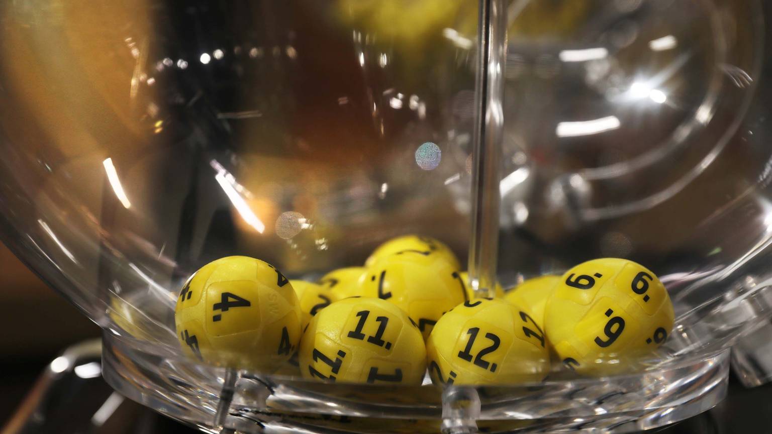 Ein Tipper aus Litauen hat den Eurojackpot am 4. Oktober geknackt: Da der Glückspilz als Einziger den ersten Gewinnrang getroffen hat, werden ihm nun 80.982.878,60 Euro überwiesen. Es ist bislang der höchste Jackpot-Gewinn für Litauen bei der Lotterie Eurojackpot.