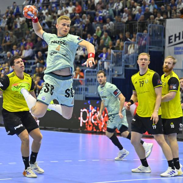 Handballer Ellidi Vidarsson bei einem Sprungwurf aufs Tor.