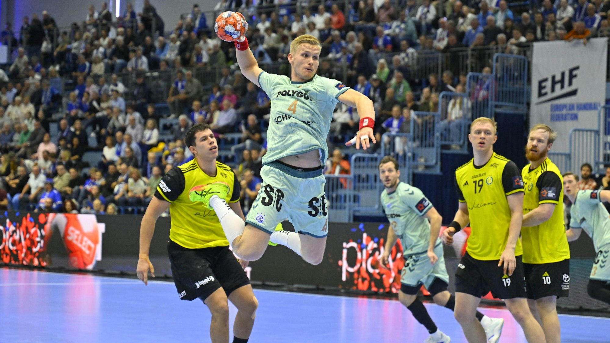 Handballer Ellidi Vidarsson bei einem Sprungwurf aufs Tor.