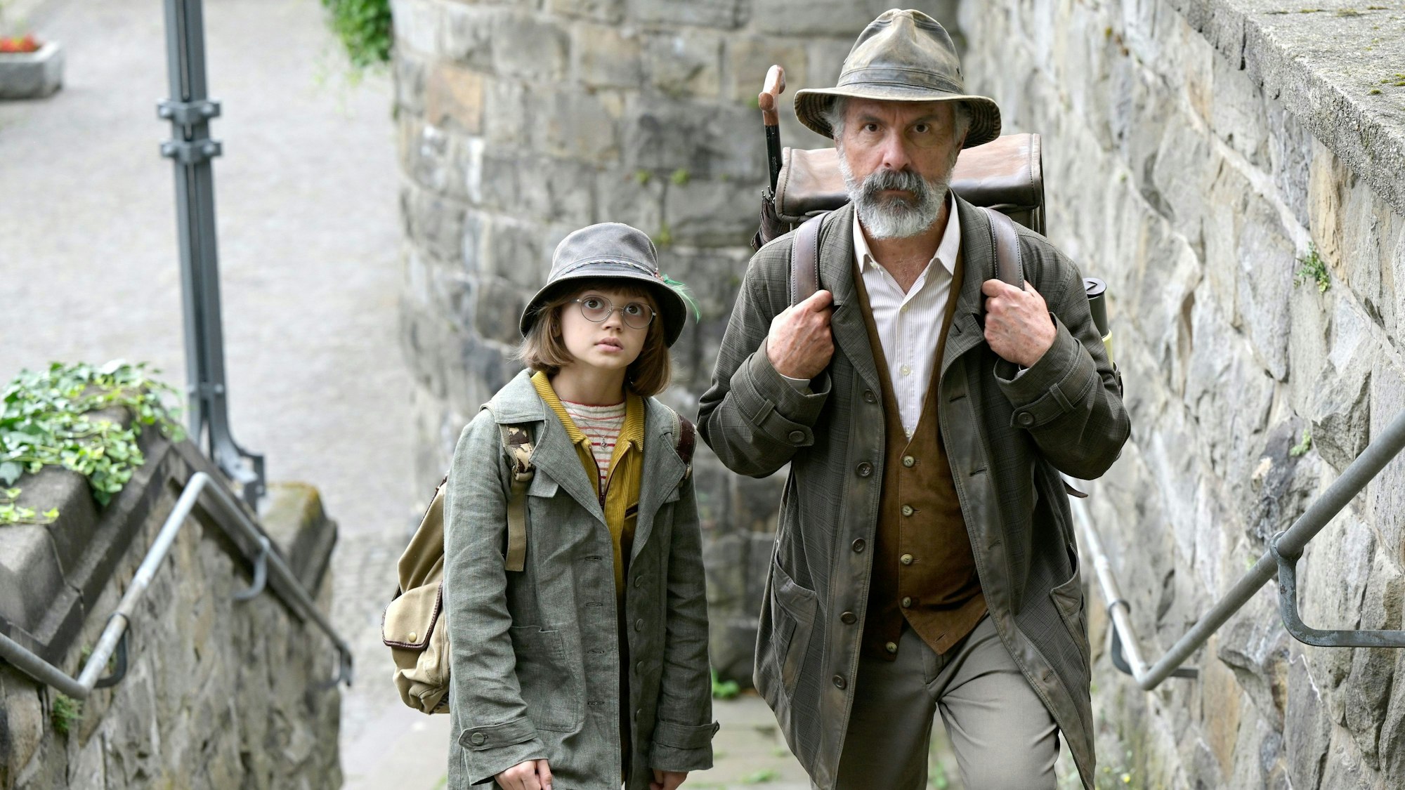 Christoph Maria Herbst (r) als Carl Kollhoff und Yuna Bennett als Schascha in einer Szene aus dem Film «Der Buchspazierer»