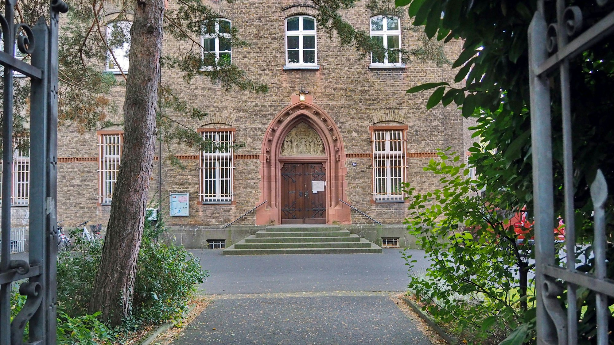 Das Kloster der Benediktinerinnen liegt mitten in Raderberg an der Brühler Straße.