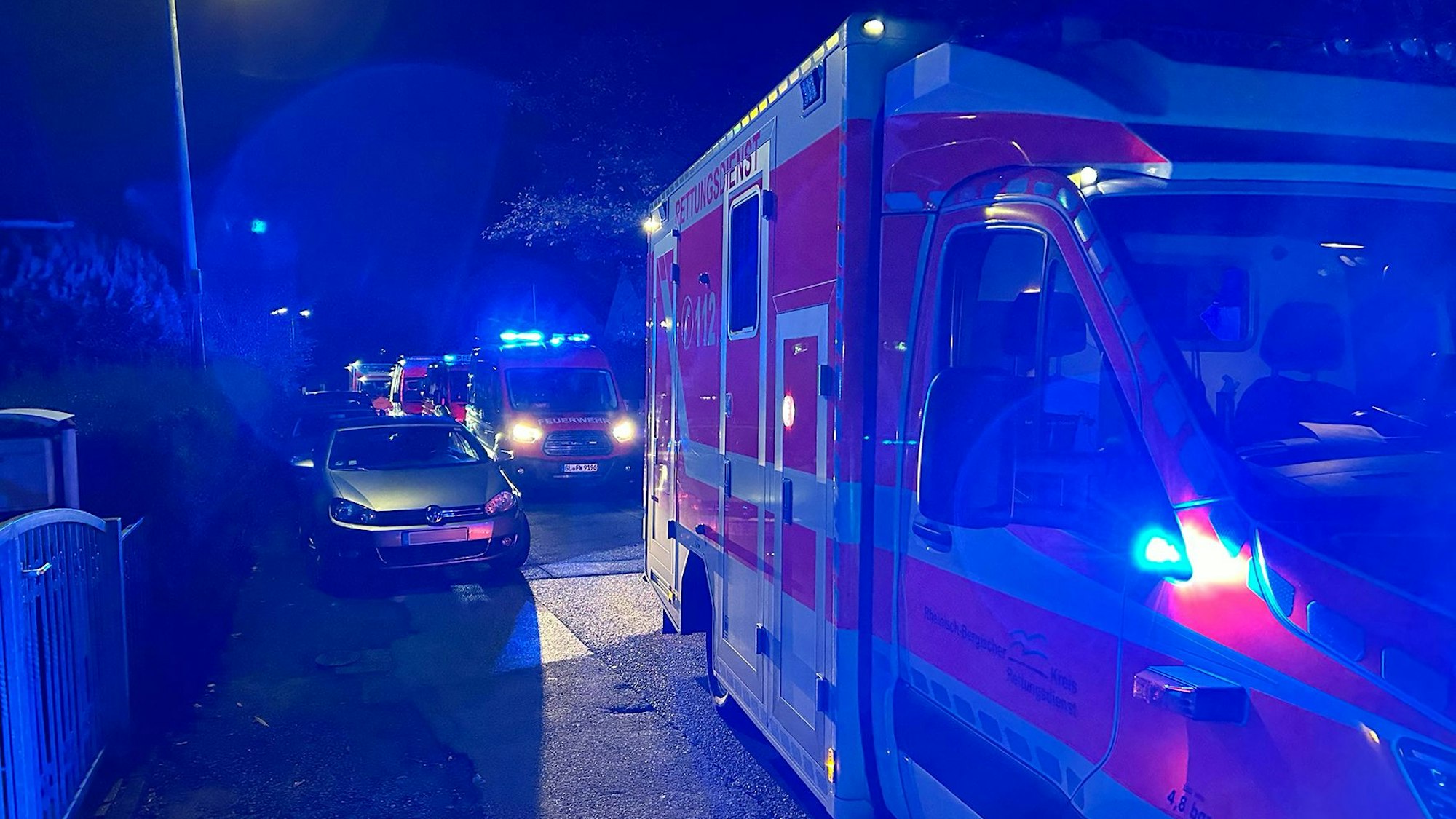 Feuerwehr- und Rettungsfahrzeuge stehen in einer Straße in Rösrath-Kleineichen.