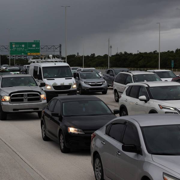 In St. Petersburg, Florida, fliehen Menschen vor Hurrikan „Milton“.