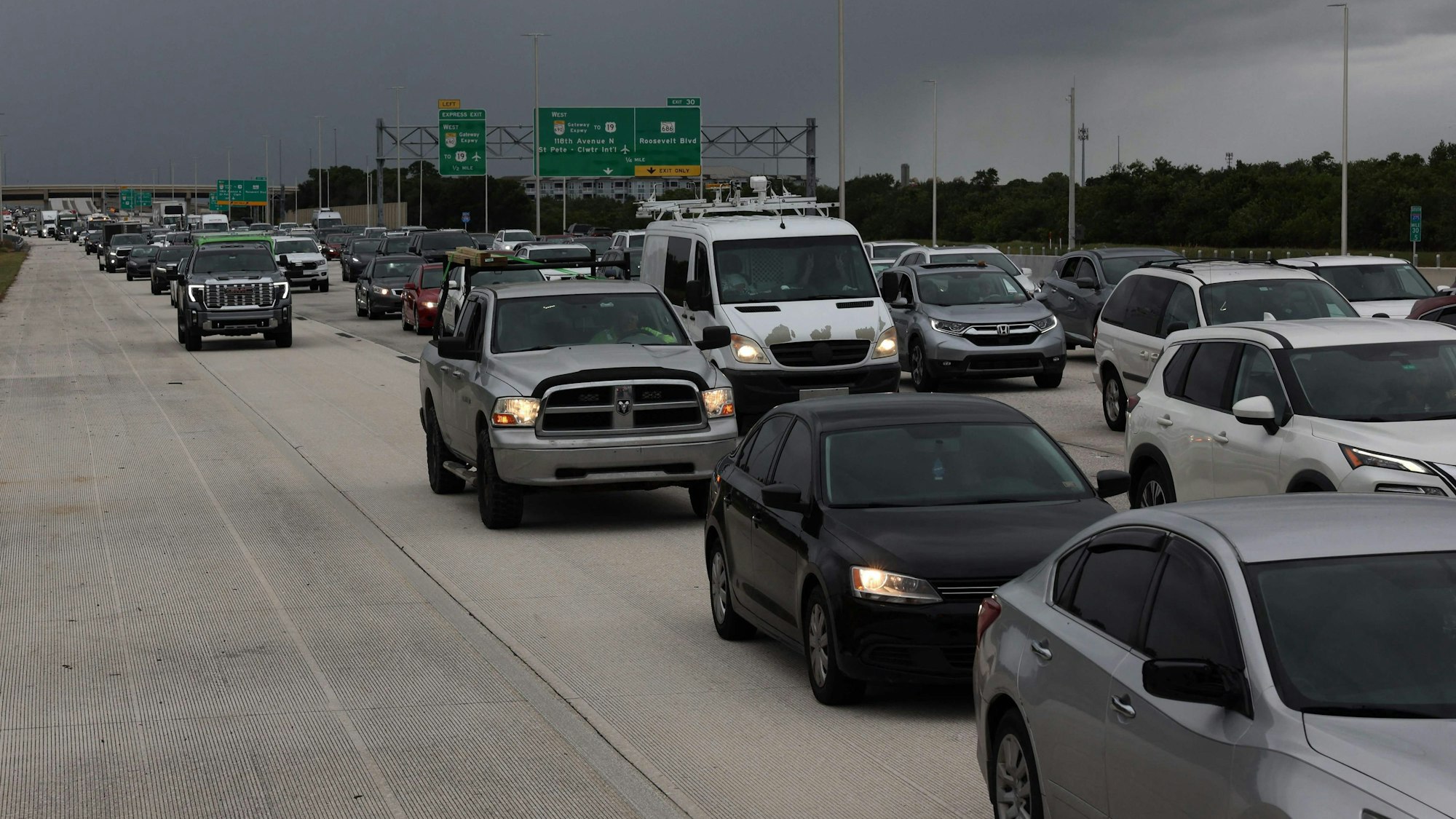 In St. Petersburg, Florida, fliehen Menschen vor Hurrikan „Milton“.