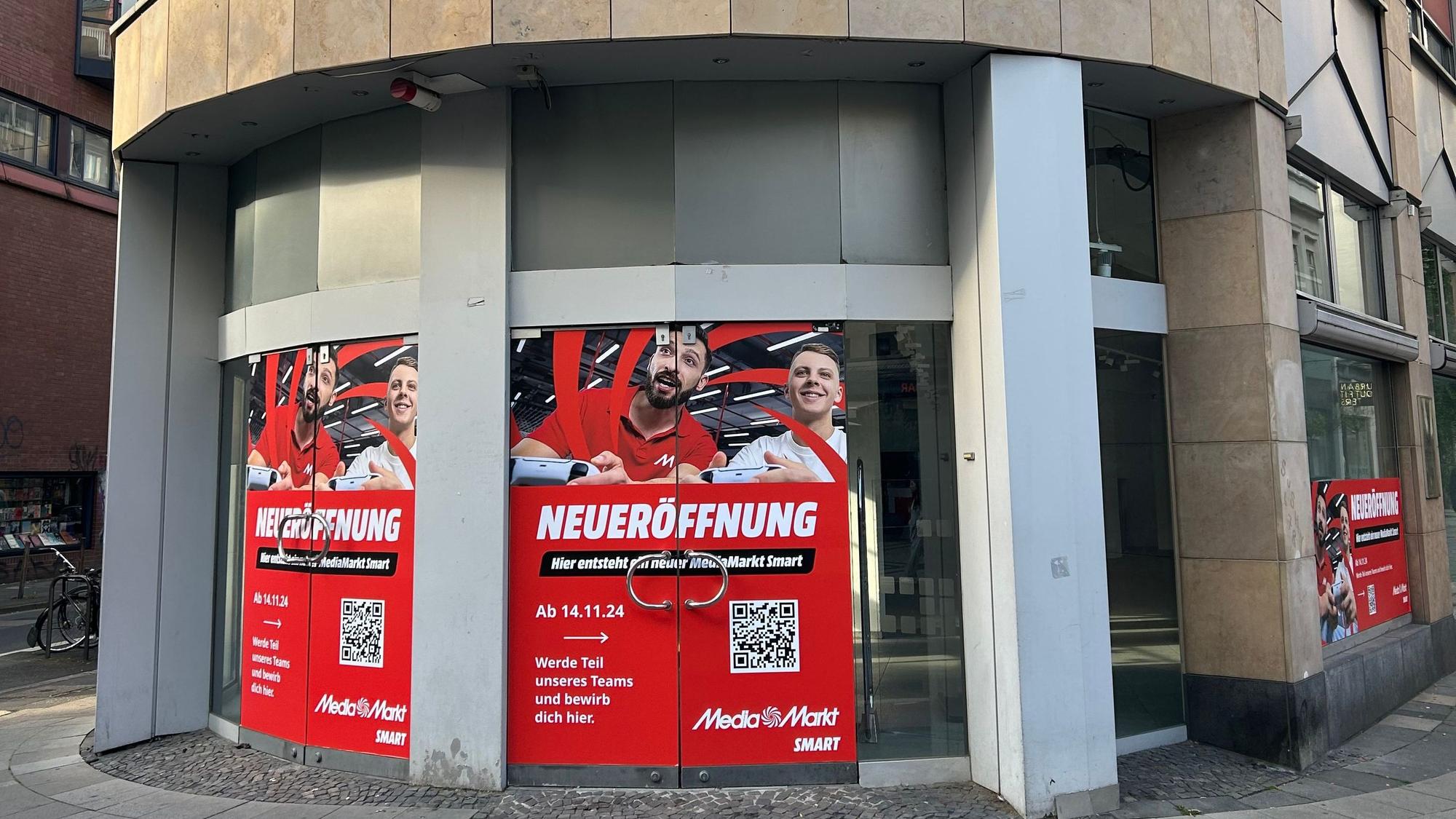 Zu sehen sind Werbeplakate für die neue Filiale an der Ehrenstraße.