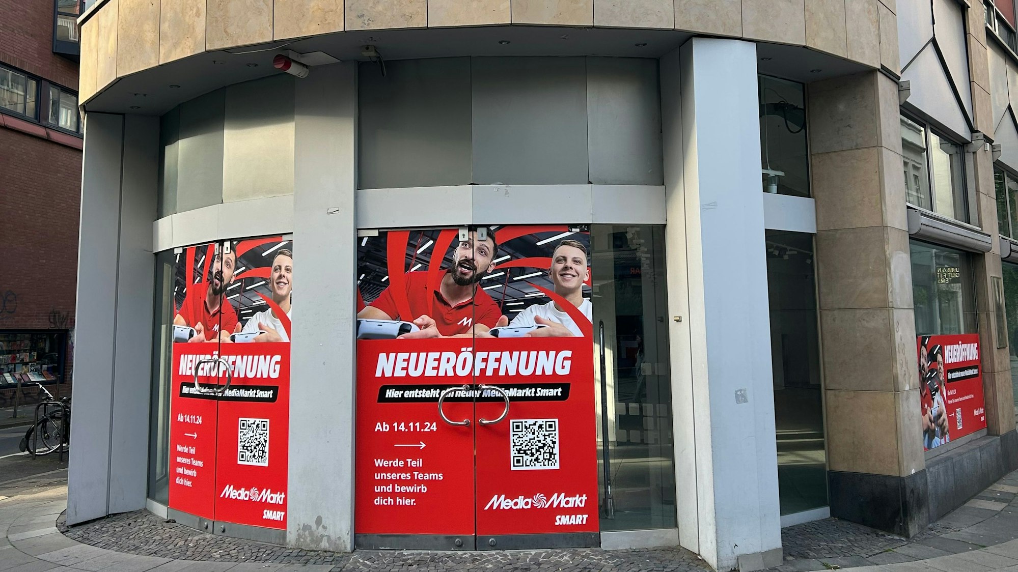 Zu sehen sind Werbeplakate für die neue Filiale an der Ehrenstraße.