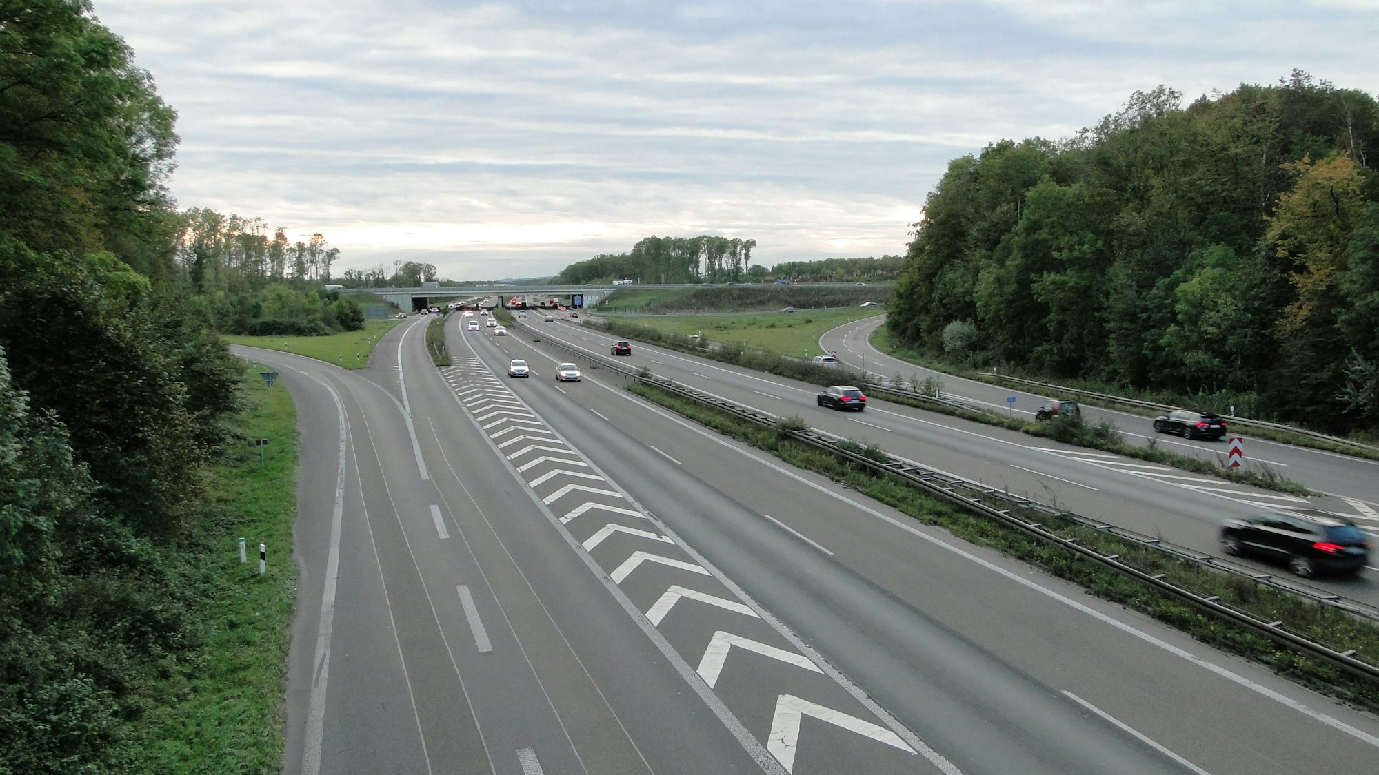 Nur im Bereich des Autobahnkreuz Köln-Nord besteht zurzeit ein Tempolimit, dahinter kann wieder gerast werden - das macht die CDU für den Anstieg des Lärmpegels verantwortlich.