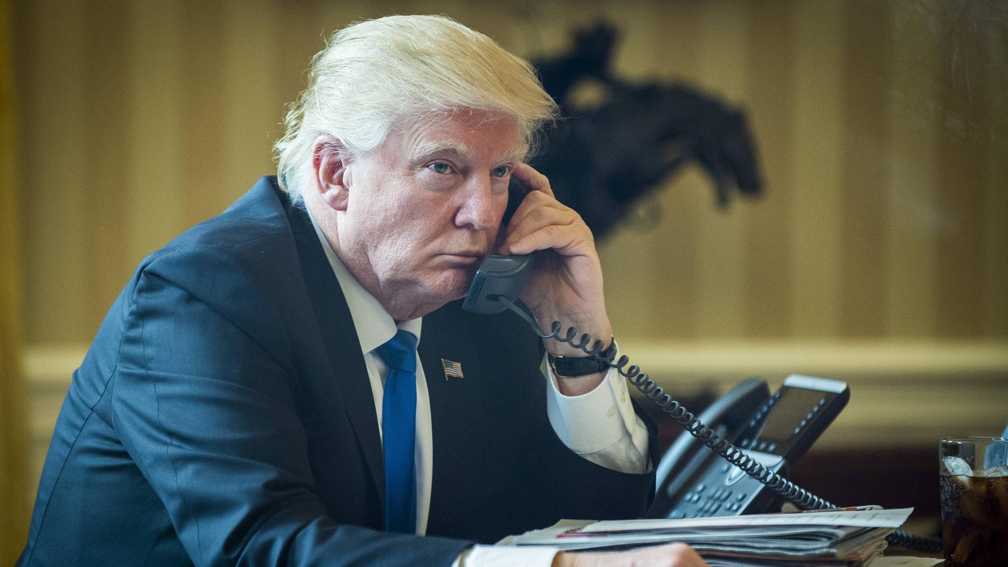 Mindestens siebenmal soll Donald Trump nach seiner Amtszeit mit Kremlchef Wladimir Putin heimlich telefoniert haben, berichtet US-Journalist Bob Woodward. (Archivbild)