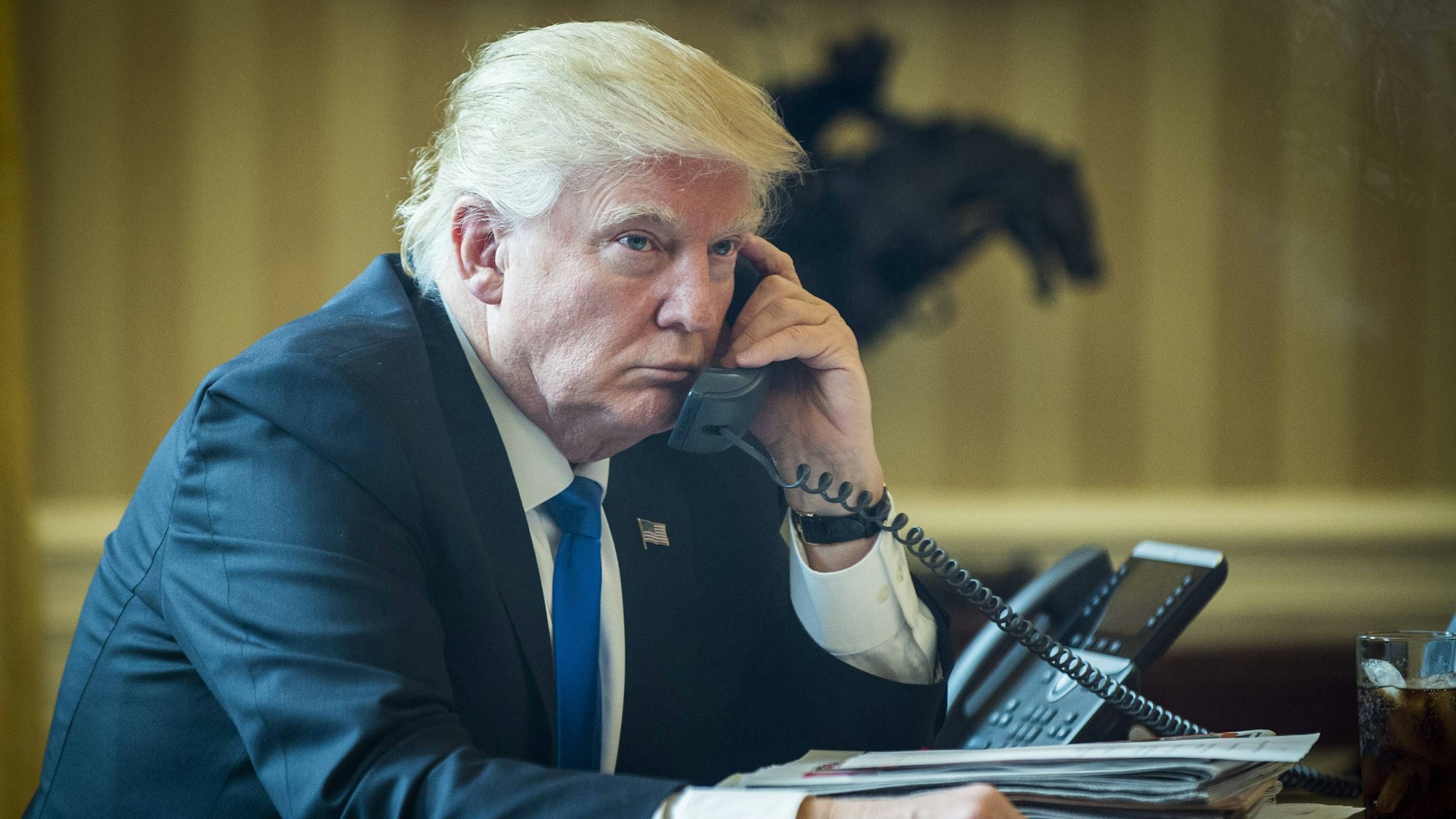 Mindestens siebenmal soll Donald Trump nach seiner Amtszeit mit Kremlchef Wladimir Putin heimlich telefoniert haben, berichtet US-Journalist Bob Woodward. (Archivbild)