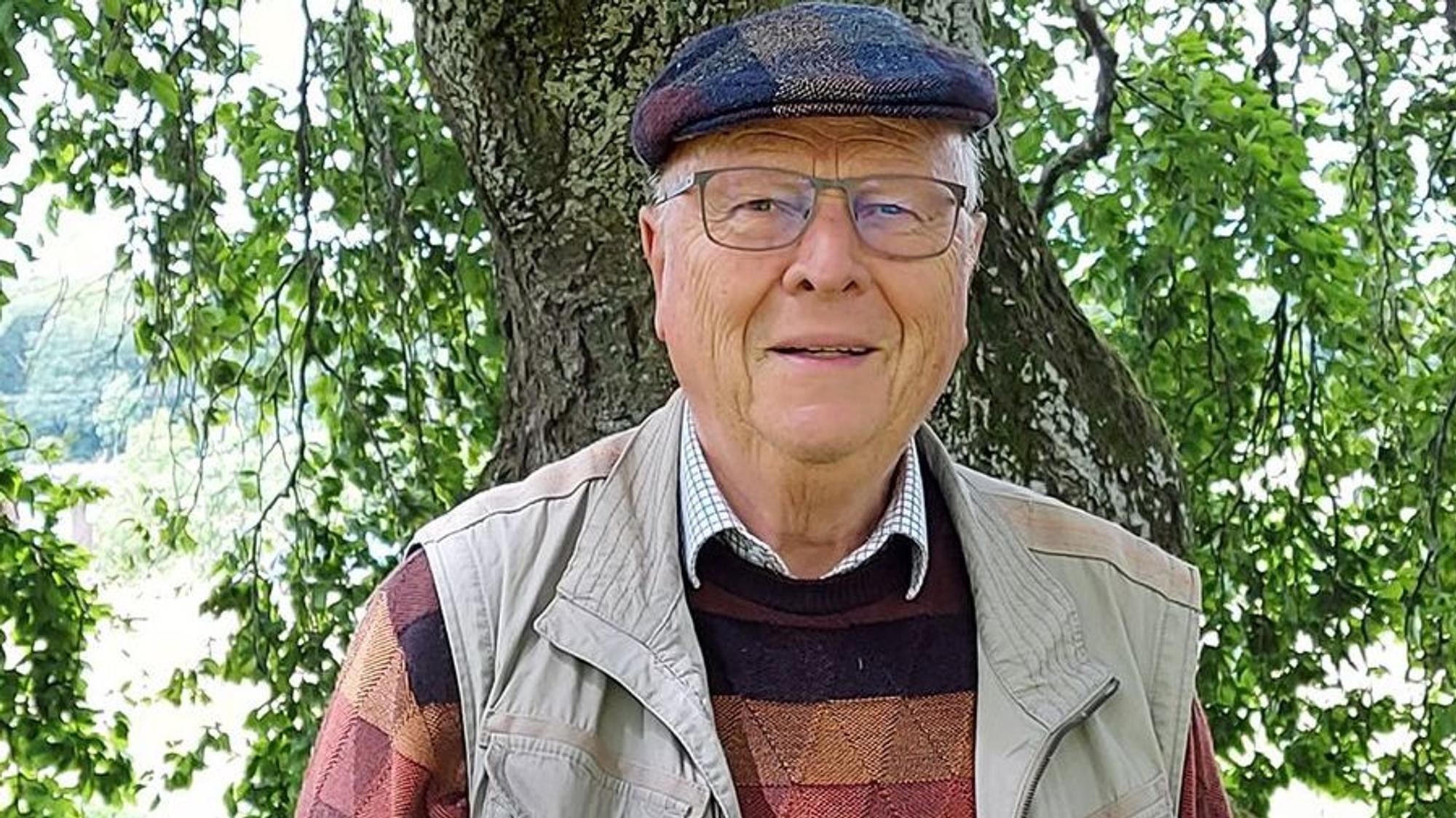 Das Bild zeigt Professor Wolfgang Schumacher vor einem Baum.