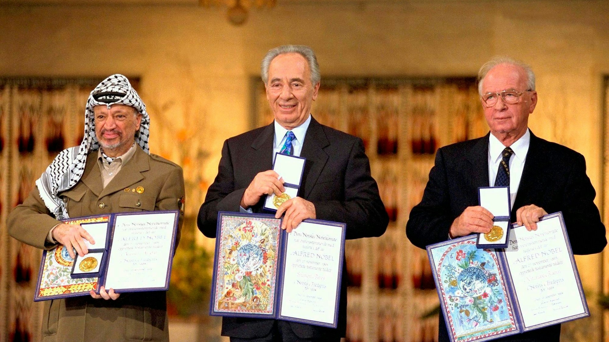 Jassir Arafat, Schimon Peres und Izchak Rabin bei ihrer Auszeichnung mit dem Friedensnobelpreis 1994 in Oslo.