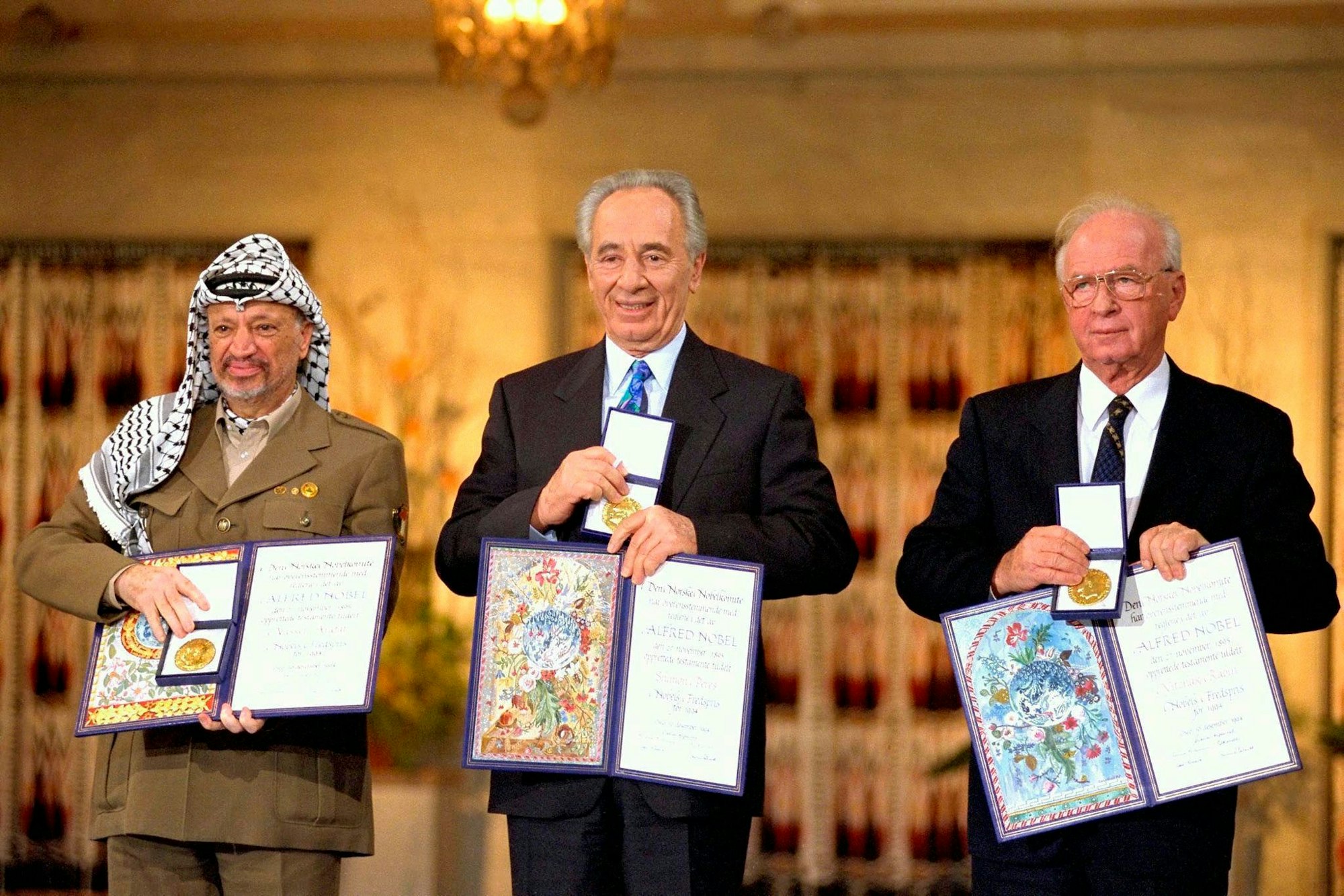 09.12.1994, Norwegen, Oslo: Dieses vom Pressebüro der israelischen Regierung veröffentlichte Handout zeigt den damaligen Palästinenserführer Jassir Arafat, den damaligen israelischen Außenminister Schimon Peres und den damaligen israelischen Ministerpräsidenten Izchak Rabin bei ihrer Auszeichnung mit dem Friedensnobelpreis 1994 in Oslo.