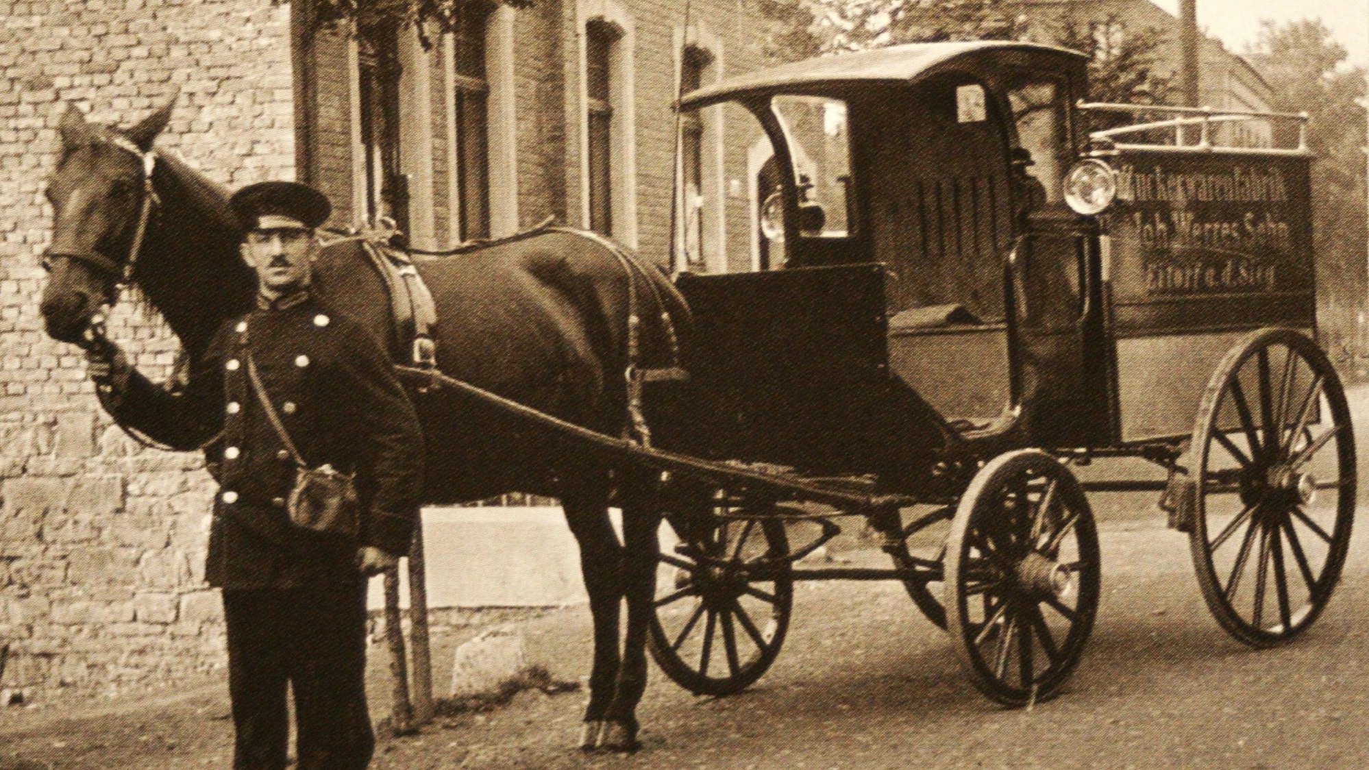 Heimatblätter Eitorf wurden vvorgestellt.
Die Zuckerwarenfabrik Johann Werres und Sohn wurde 1902 in Eitorf gegründet und vertrieb ihre Produkte mit einer Pferdekutsche und später mit einem Auto.