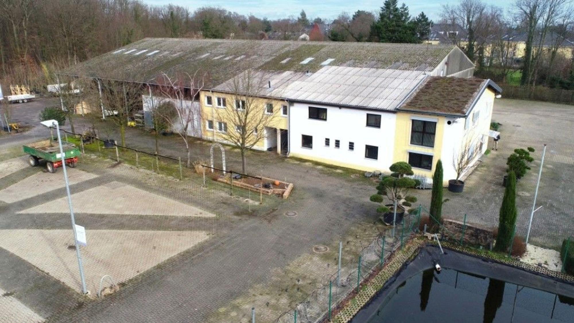 Auf dem Bild sind Gebäude auf dem Grundstück, auf dem die ZUE entstehen soll, zu sehen.