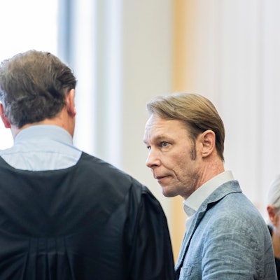 Der Angeklagte Christian B. (r) steht vor Prozessbeginn im Gerichtssaal im Landgericht Braunschweig.