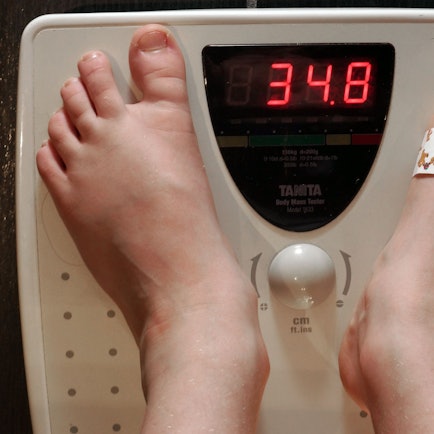 Ein siebenjähriges Schulkind steht auf einer Personenwaage. Die Waage zeigt ein Gewicht von 34,8 Kilogramm an, dies ist ein deutliches Übergewicht.