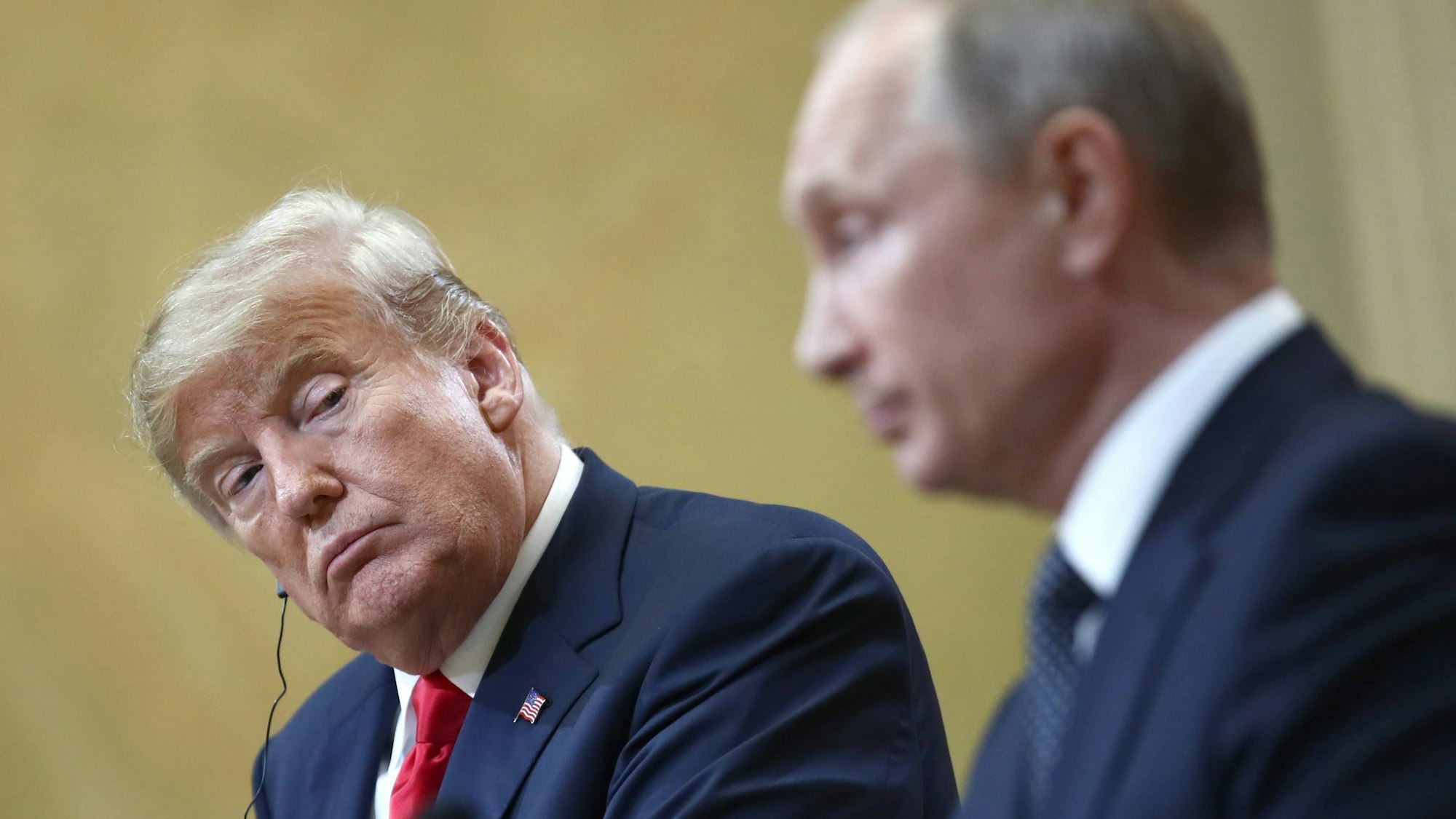 Heißer Draht nach Moskau? Neue Enthüllungen über die Beziehung zwischen Ex-Präsident Donald Trump (l.) und Kremlchef Wladimir Putin sorgen in den USA für Wirbel. (Archivbild)