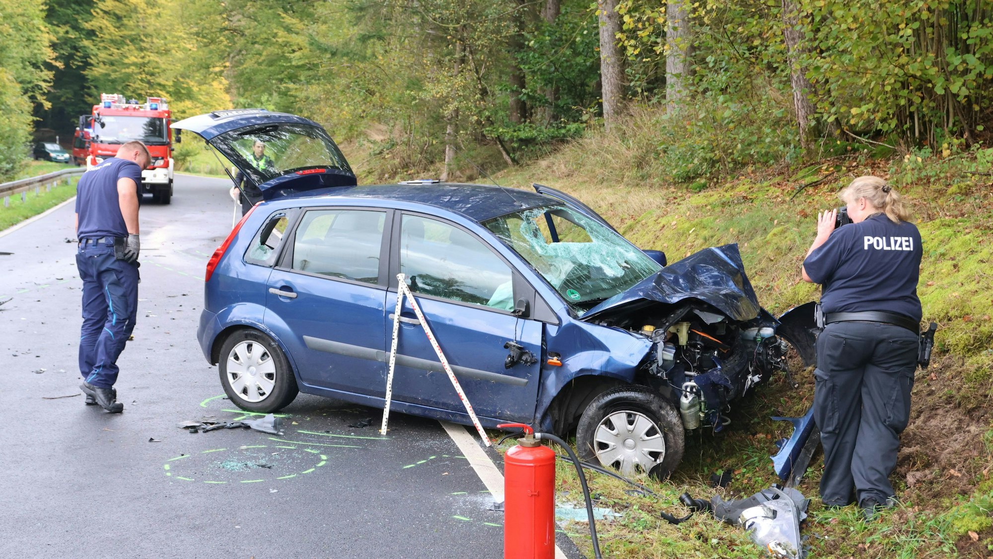 Der Kleinwagen an der Unfallstelle.