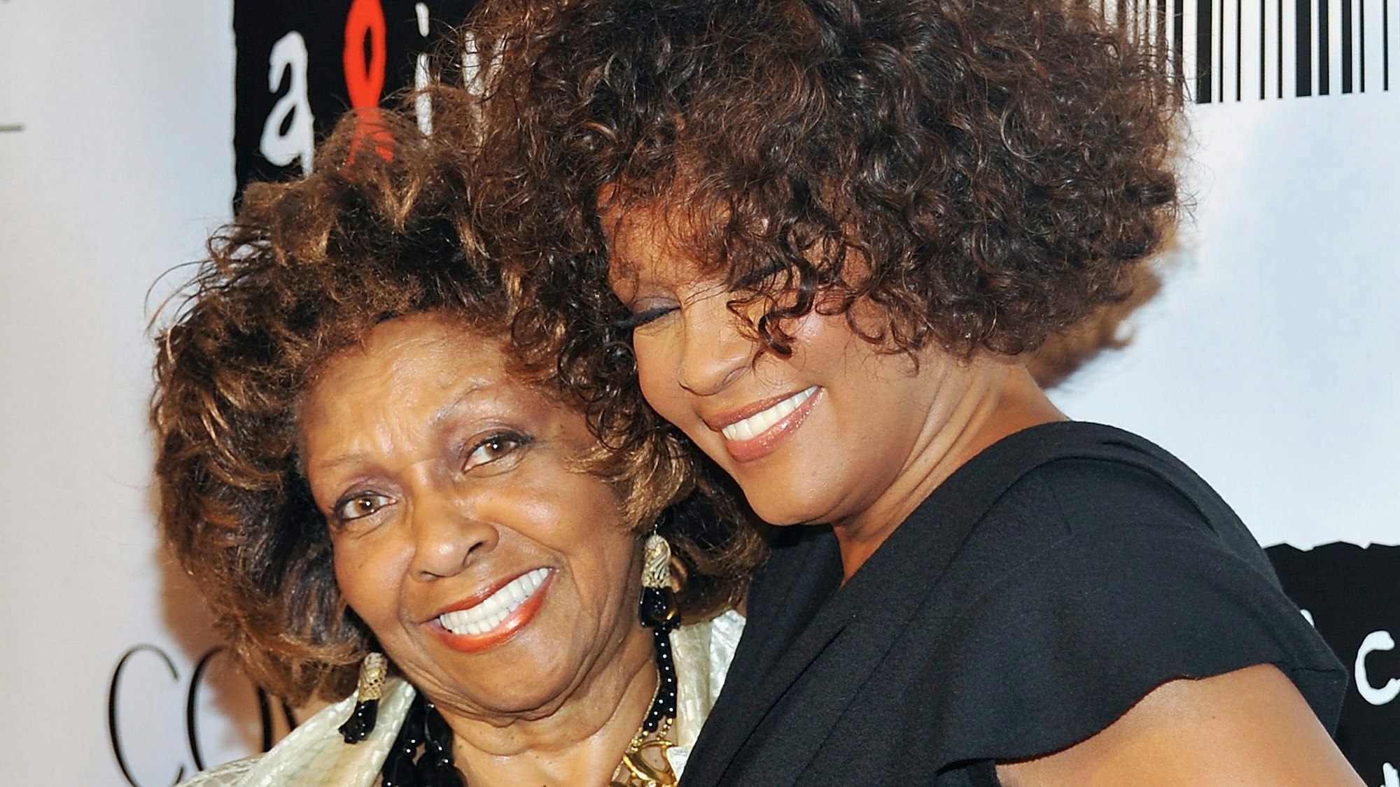 Cissy Houston (l.) mit ihrer Tochter Whitney Houston im Jahr 2010
