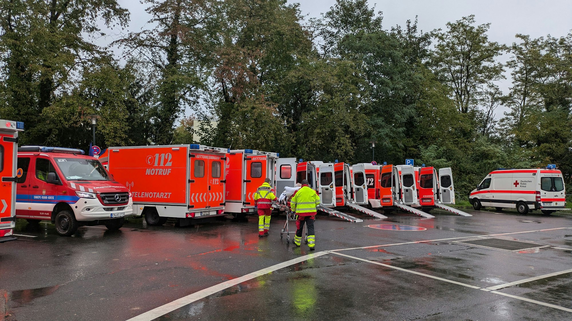 Bei den Transporten helfen Einsatzkräfte aus ganz NRW.