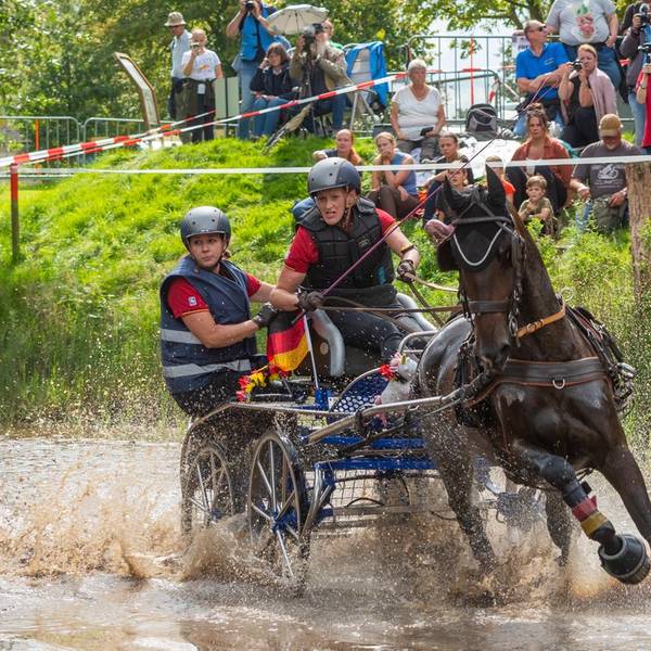 Das Bild zeigt die wilde Fahrt durch ein Wasserhindernis.