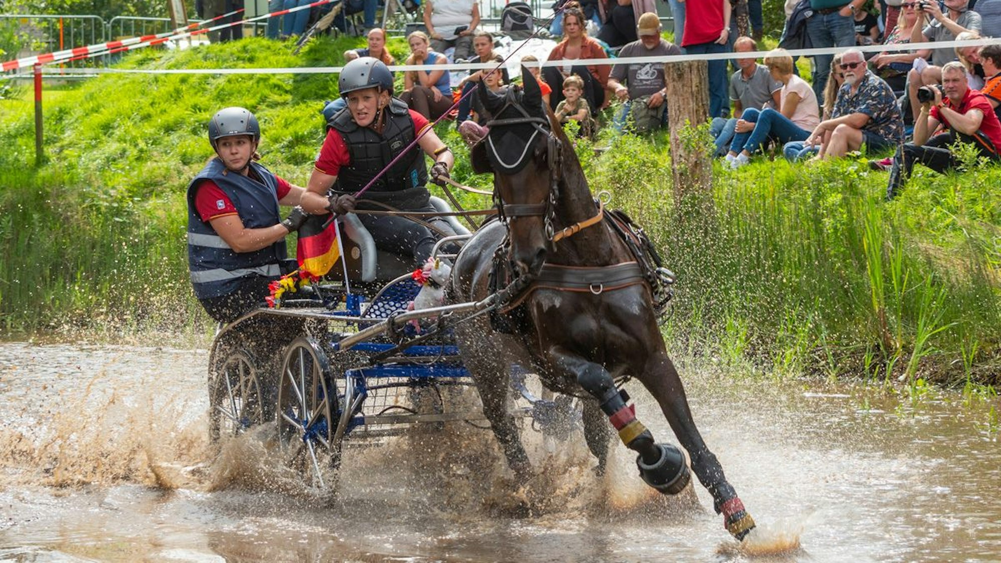 Das Bild zeigt die wilde Fahrt durch ein Wasserhindernis.
