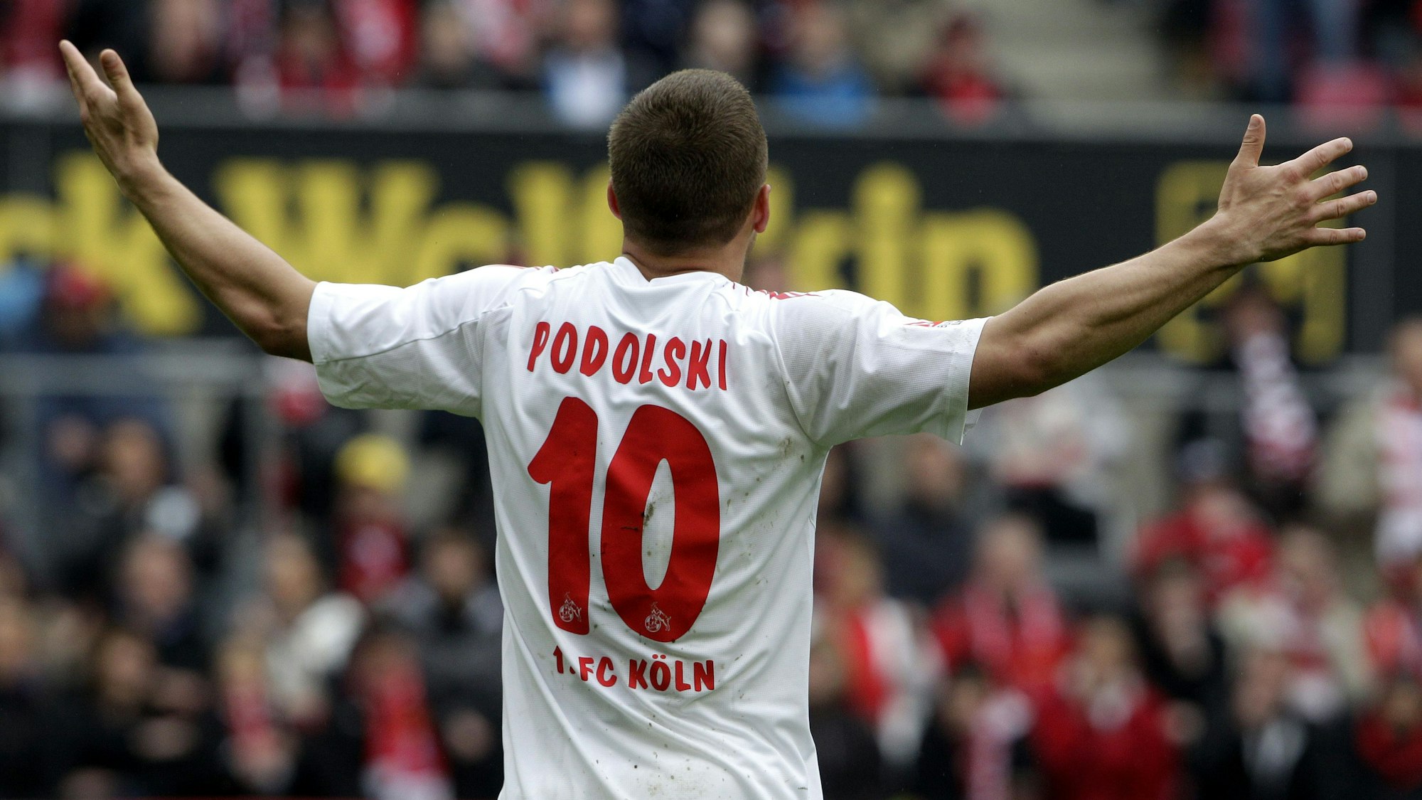 Fast wie früher: Beim Abschiedsspie im Rheinenergie-Stadion wird Lukas Podolski nochmal mit der Rückenummer 10 auflaufen.