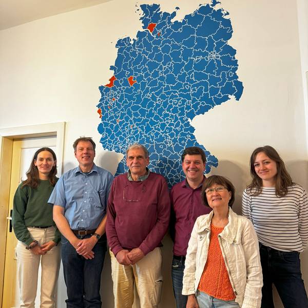 Die Mitarbeiter der Stiftung Ein Erbe für jeden mit Christoph Prüm in der Mittel.